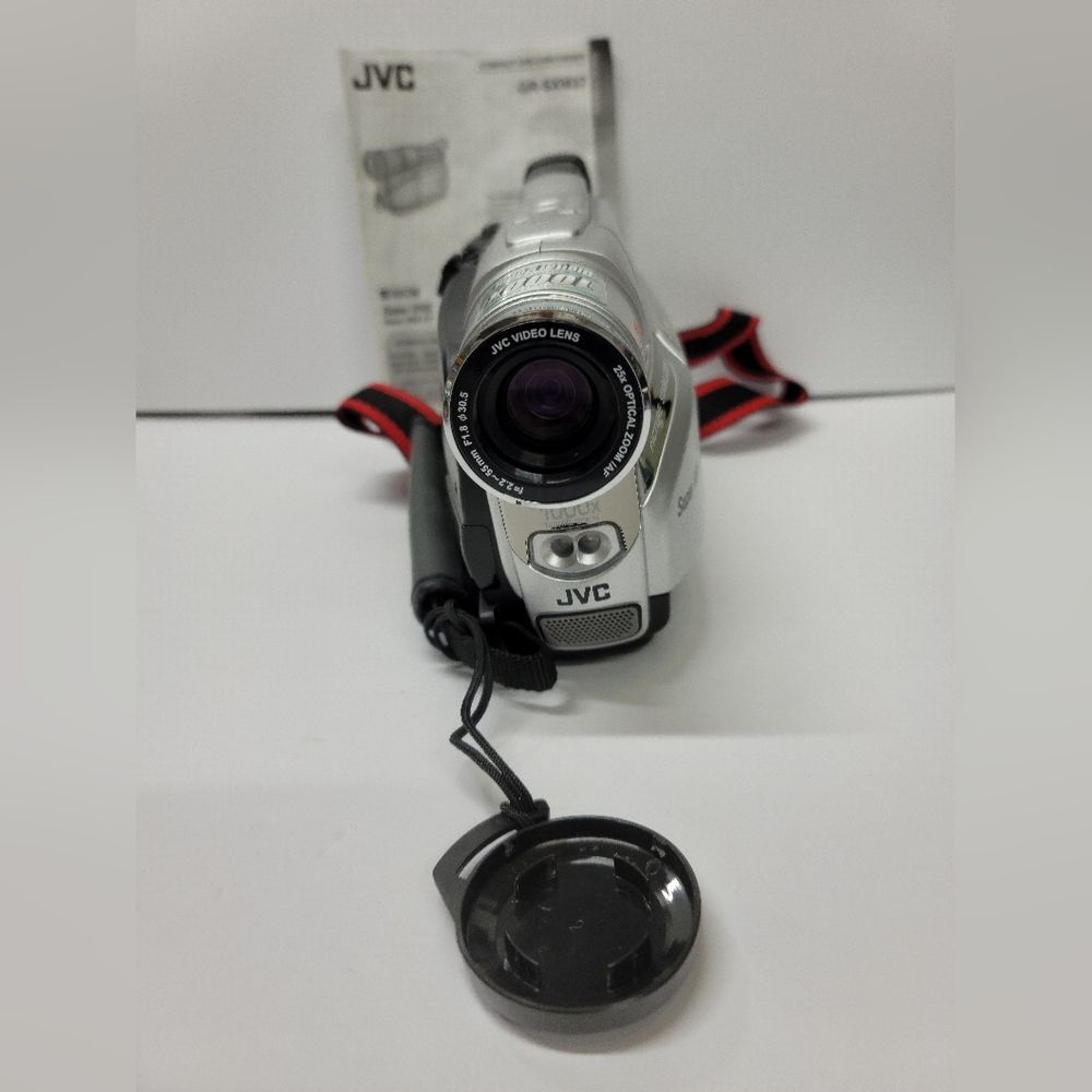 JVC GR-SXM37U Compact S-VHS Camcorder w/25x Optical. Missing Charger